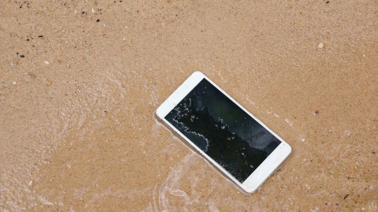 Cosa fare se il tuo smartphone cade in mare?